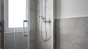 Bathroom shower - Italianway - Sebastiano Veniero 27 - Quadrilocale (Milan)