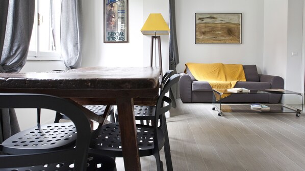 Apartment (3 Bedrooms) | Living room