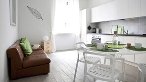 Apartment (2 Bedrooms) | Wohnbereich | Flachbildfernseher