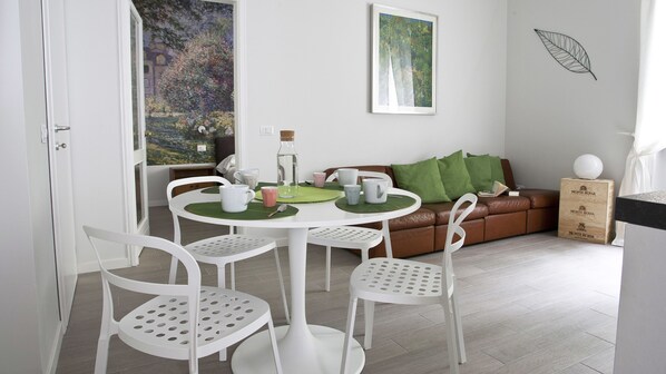 Huoneisto (2 Bedrooms) | Oleskelualue | Taulutelevisio