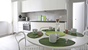 Apartment (2 Bedrooms) | Eigene Küche | Großer Kühlschrank, Mikrowelle, Ofen, Herdplatte