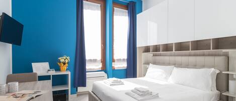 1 habitación, sistema de insonorización y tabla de planchar con plancha