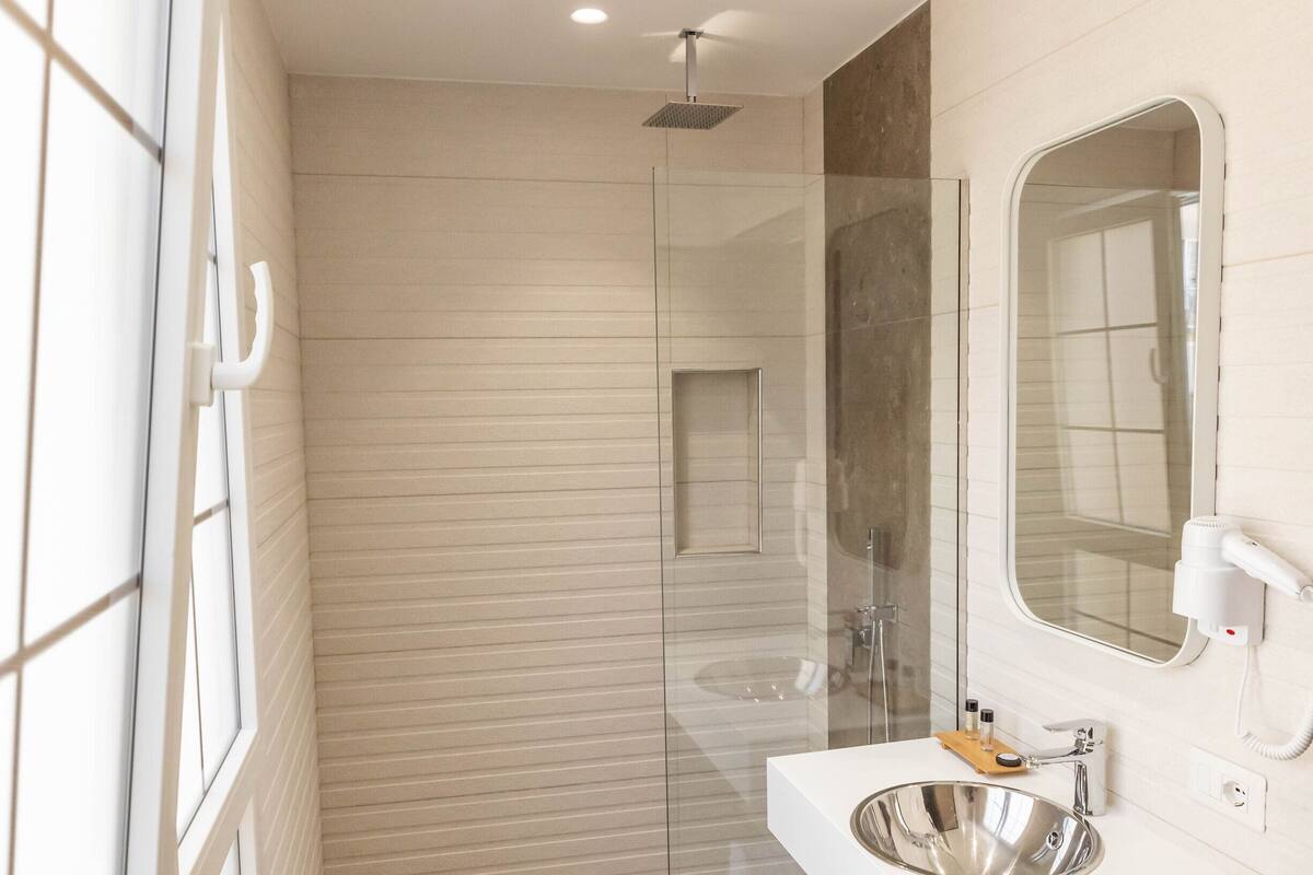Shower, free toiletries, hair dryer, towels