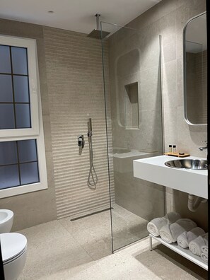 Deluxe Double Room, 1 King Bed, Non Smoking | Bathroom