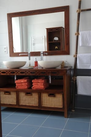 Quarto casal luxo (Jeanne) | Banheiro | Produtos de toalete grátis, secador de cabelo, chinelos
