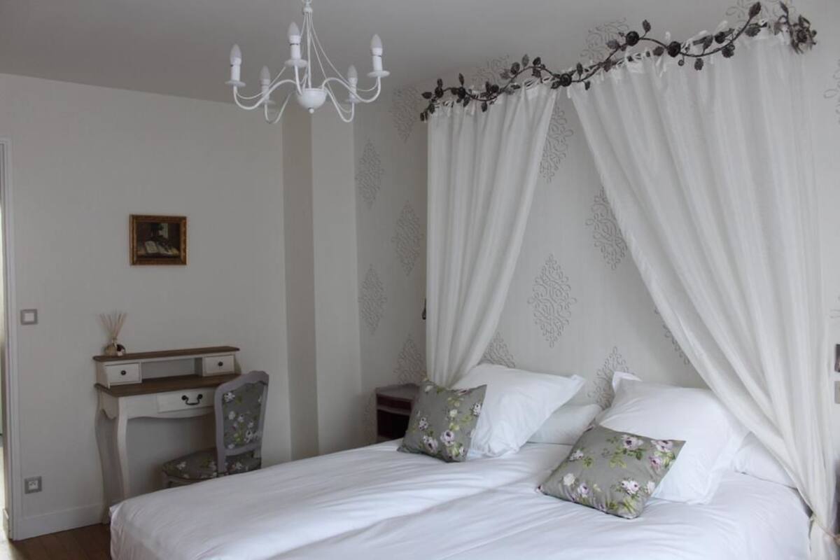 Habitación doble romántica (Louise) | Decoración personalizada, muebles diferentes y escritorio
