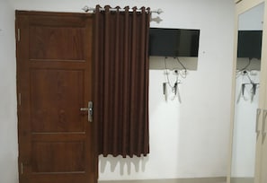 Standard Room with Hot Water | Fernseher