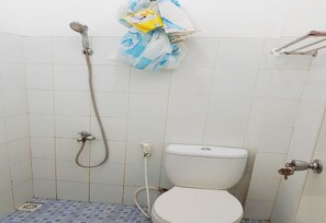 Standard Room | Bathroom - Casa De Amory (Depok)