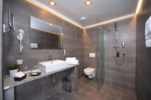 Ducha, artículos de tocador gratuitos, secador de pelo, batas