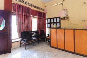 Lobby - Erysa Hotel (Sidoarjo)