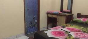 Shower, towels - Erysa Hotel (Sidoarjo)