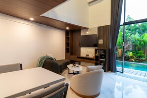 Villa de lujo | Zona de estar | Smart TV de 55 pulgadas con canales por satélite