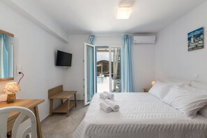 Ropa de cama de alta calidad y caja de seguridad en la habitación