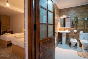 Deluxe Bungalow | Bathroom | Shower, rainfall showerhead, free toiletries, hair dryer - El Cortijo Hotel & Spa Chefchaouen (Derdara)