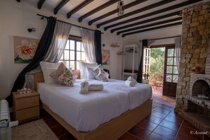 Royal Bungalow | Blackout drapes, bed sheets - El Cortijo Hotel & Spa Chefchaouen (Derdara)