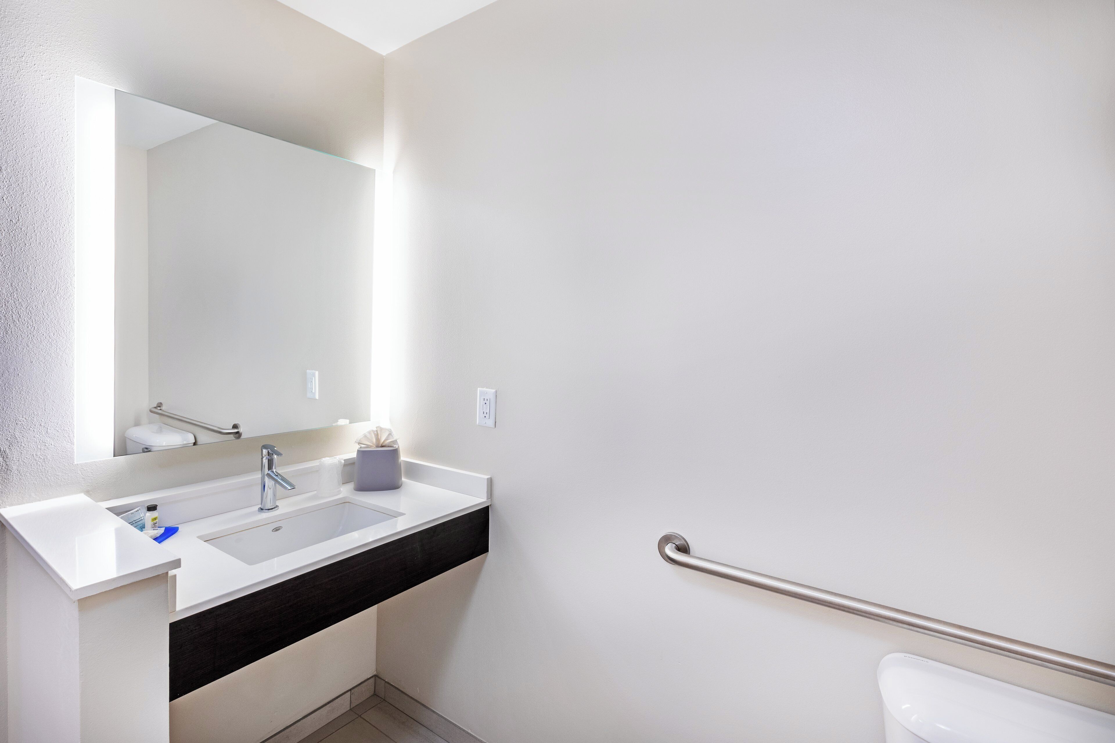 Gratis toiletartikelen, een haardroger, handdoeken, zeep