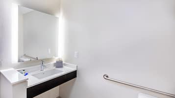 Gratis toiletartikelen, een haardroger, handdoeken, zeep