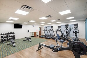 A gym with treadmills, elliptical machines, and a rack of dumbbells. - Holiday Inn Express & Suites Purcell by IHG (Purcell)