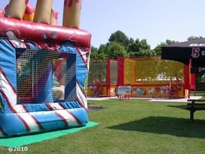 Zona de juegos infantil al aire libre