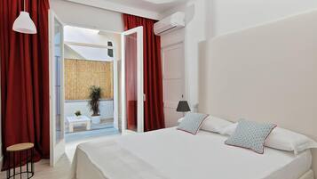 Double Room | Minibar, in-room safe, desk, blackout drapes