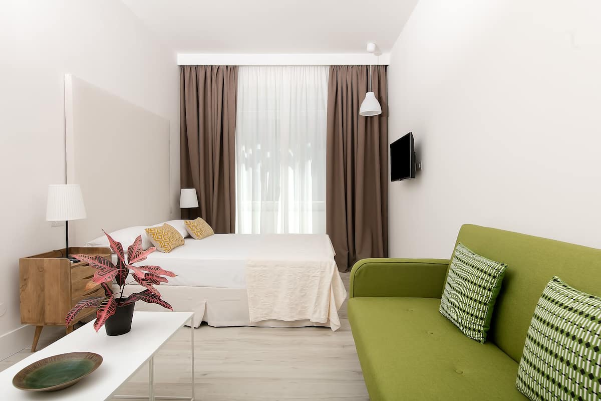 Deluxe Double Room | Minibar, in-room safe, desk, blackout curtains