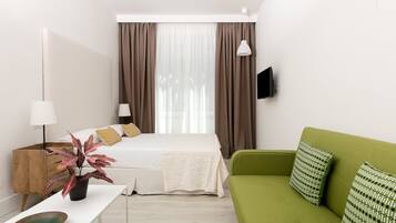 Deluxe Double Room | Minibar, in-room safe, desk, blackout drapes