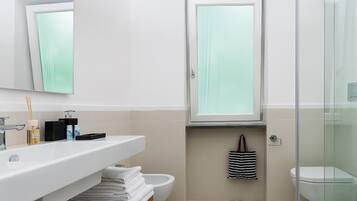 Een douche, een regendouche, gratis toiletartikelen, een haardroger