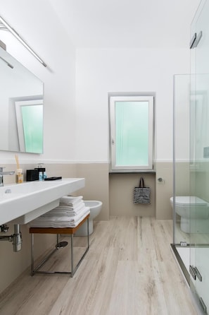Shower, rainfall showerhead, free toiletries, hair dryer - Fuorlovado 40 (Capri)