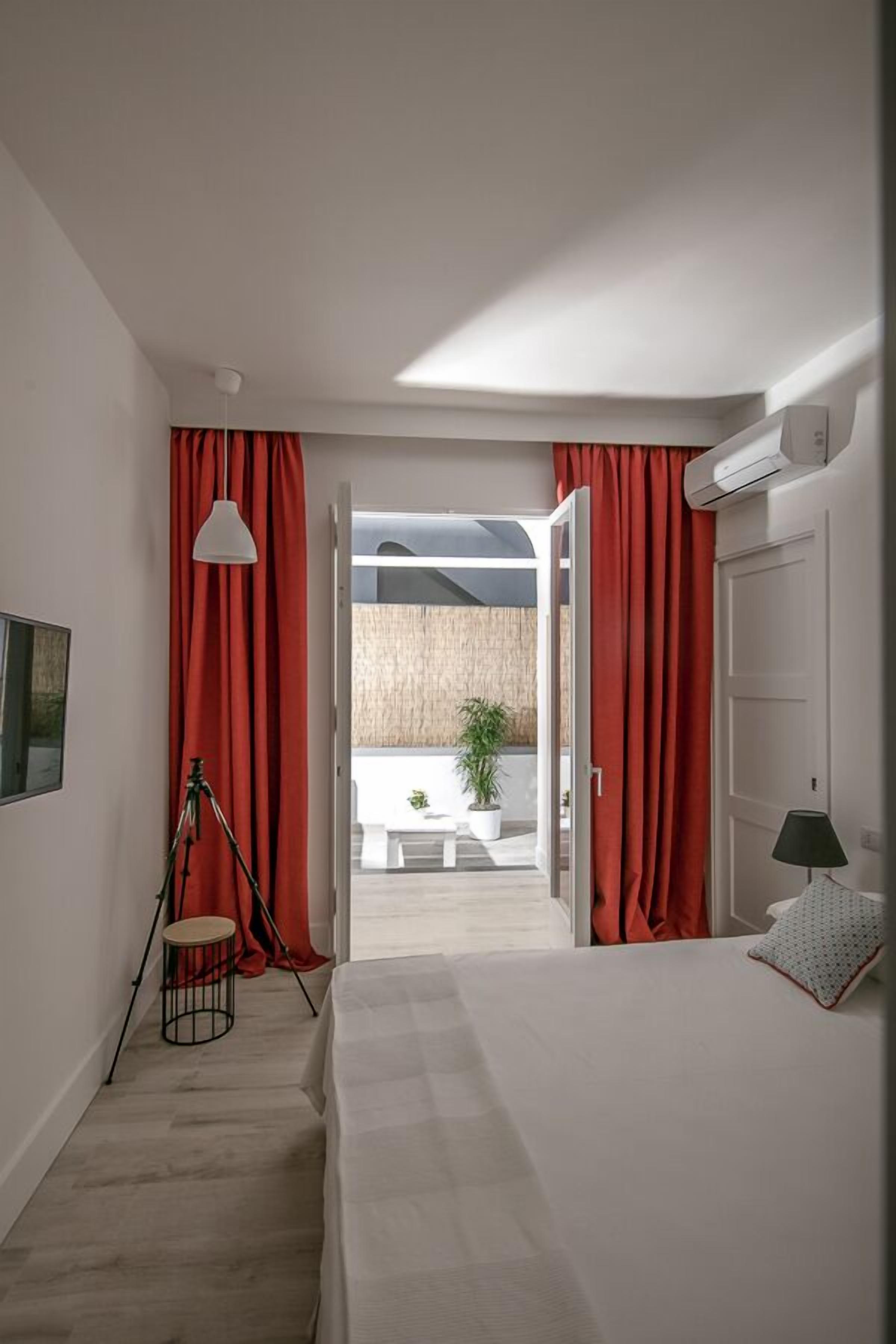 Double Room | Minibar, in-room safe, desk, blackout drapes