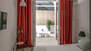 A hallway with a bed, a lamp, and a tripod on the left. - Fuorlovado 40 (Capri)