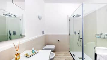 Habitación doble Deluxe | Baño | Regadera, regadera tipo lluvia, amenidades de baño gratuitas