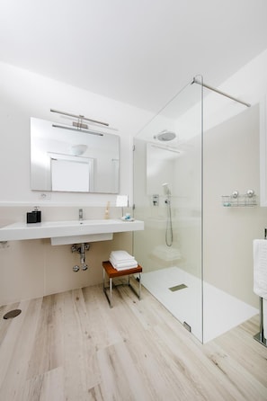 Shower, rainfall showerhead, free toiletries, hair dryer