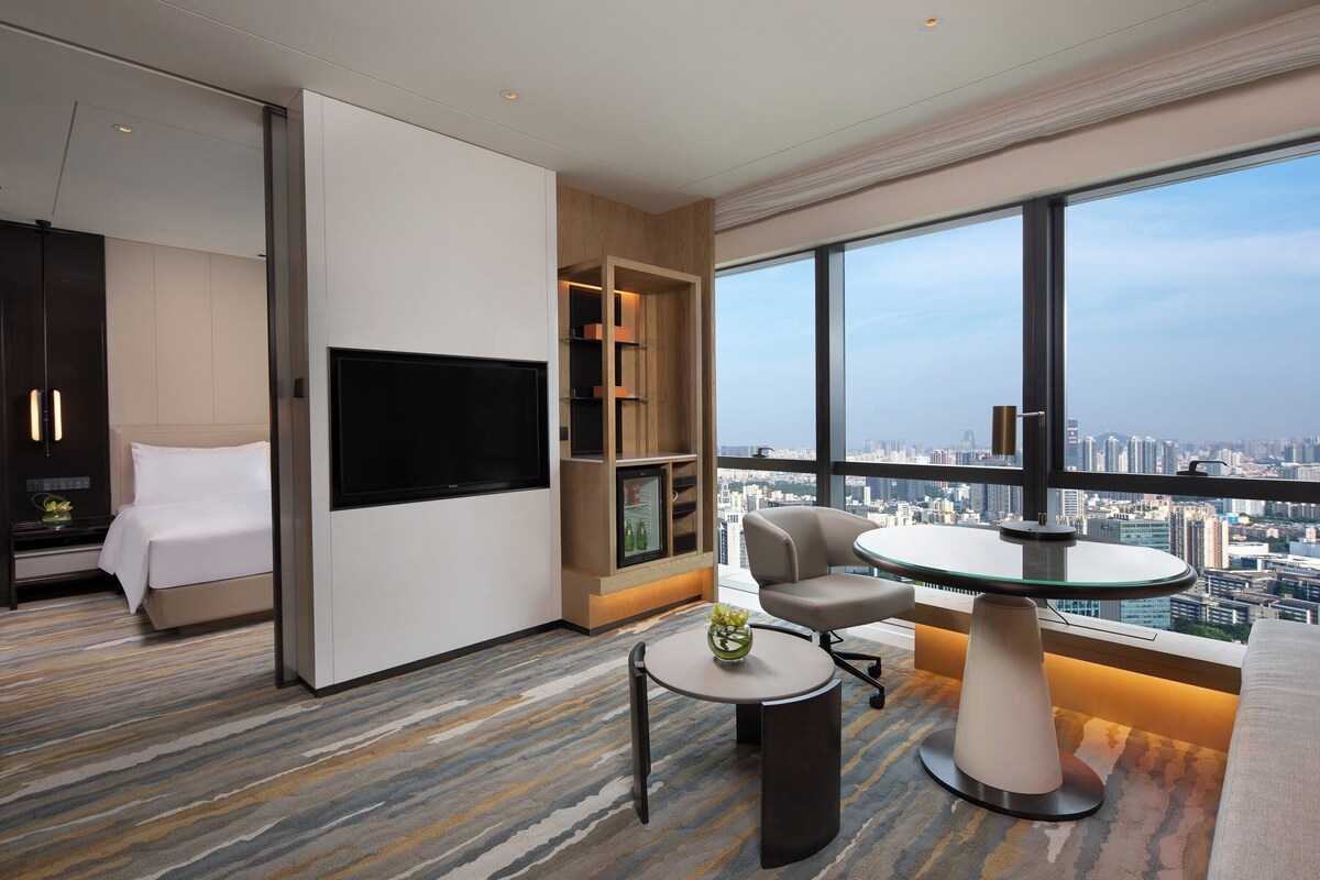 Junior Suite, 1 King Bed, Club Lounge Access