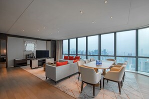 Minibar, in-room safe, individually decorated, desk - Crowne Plaza Shenzhen Nanshan by IHG (Shenzhen)