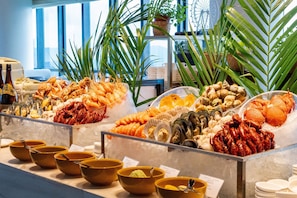 3 restaurants; ze serveren er lunch en diner 