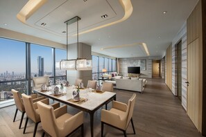 Presidential Suite, Club Lounge Access | Minibar, in-room safe, individually decorated, desk - Crowne Plaza Shenzhen Nanshan by IHG (Shenzhen)