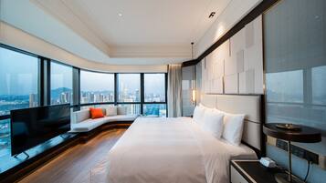 Suite, 1 Bedroom, Club Lounge Access | 1 bedroom, minibar, in-room safe, individually decorated