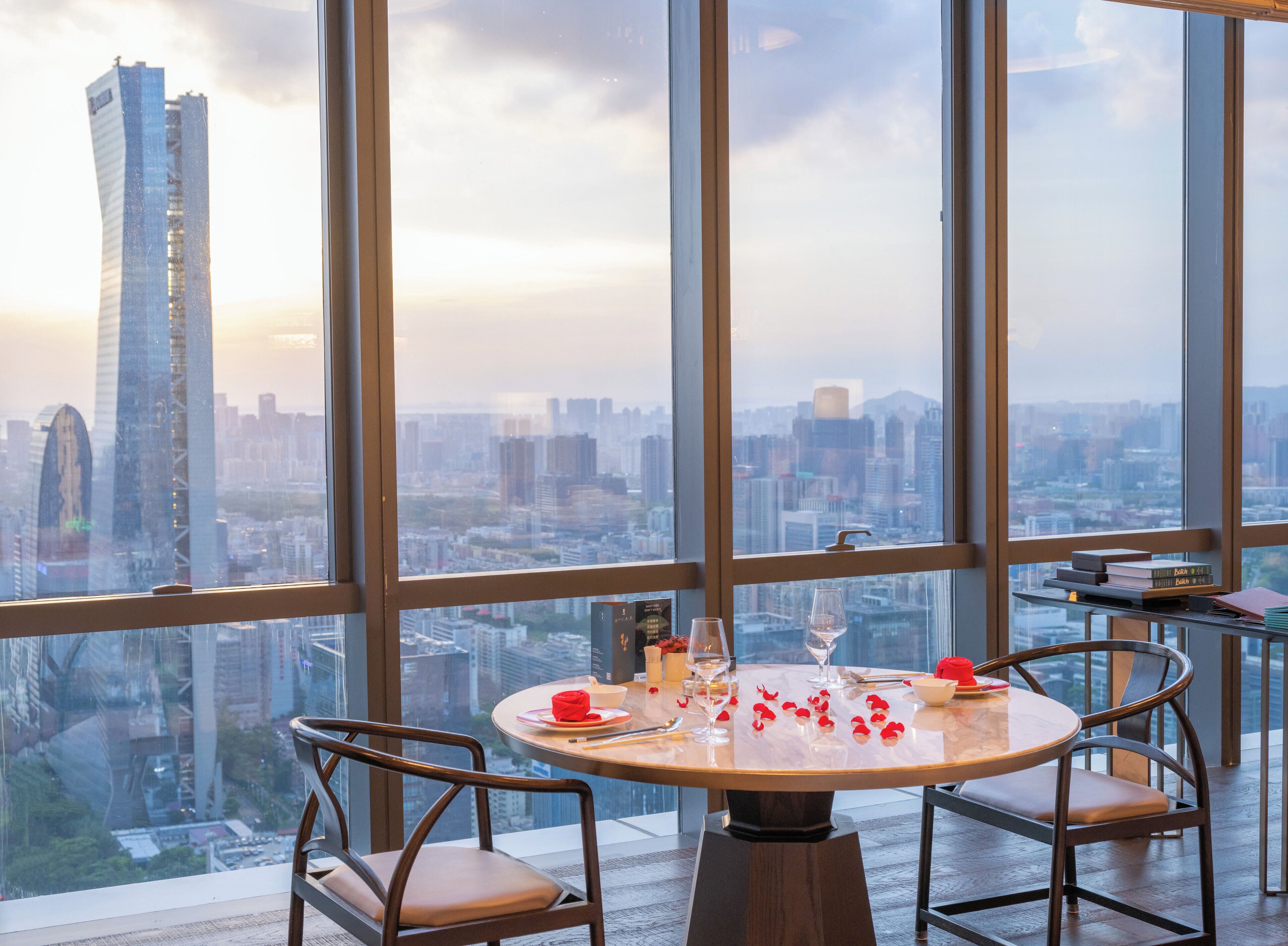 3 restaurants servant le déjeuner et le dîner