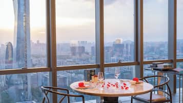 3 restaurants servant le déjeuner et le dîner