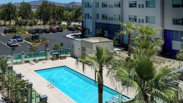 Alberca al aire libre, acceso de 09:00 a 10:00, y camastros