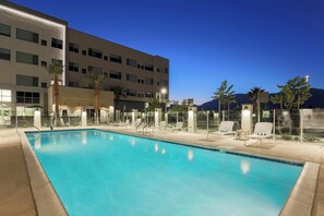 Alberca al aire libre, acceso de 09:00 a 10:00, y camastros 