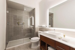 Hydromassage showerhead, free toiletries, hair dryer, towels