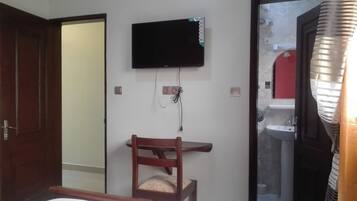 Deluxe-Studio, Balkon, Stadtblick | Individuell dekoriert, individuell eingerichtet, Schreibtisch