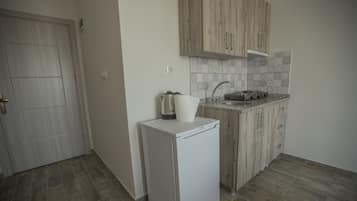 Fridge, stovetop, electric kettle, cookware/dishes/utensils