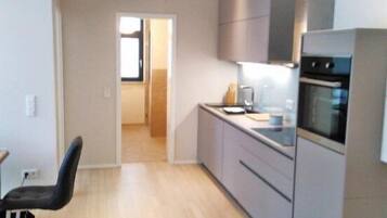 Geladeira, cooktop, chaleira elétrica