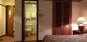 Escritorio, cortinas blackout y tabla de planchar con plancha