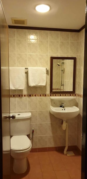 Standard Queen Room | Bathroom | Shower, towels, soap, shampoo - South East Asia Hotel (Singapore)