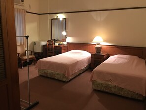 Habitación superior con 2 camas individuales | Escritorio, cortinas opacas, tabla de planchar con plancha y wifi gratis