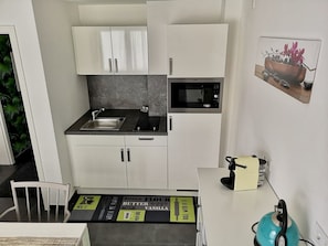 Comfort Condo | Private kitchen | Full-size fridge, microwave, toaster, cookware/dishes/utensils - Hochmoderne Apartments (Nuremberg)