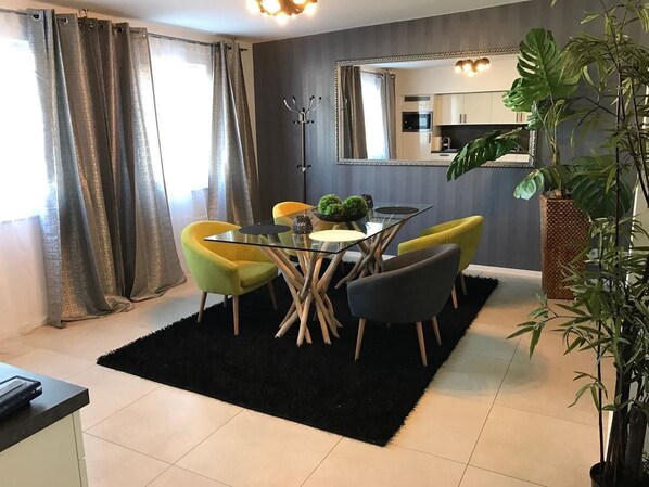 Loft | Opções para refeição no quarto